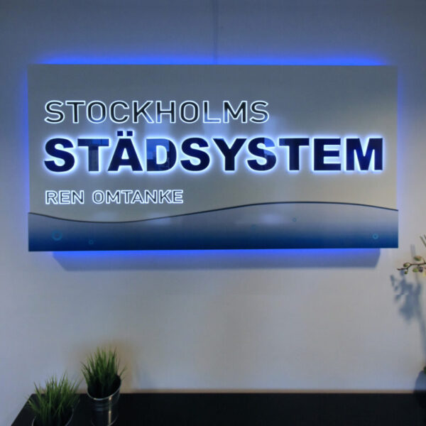 Receptionsskylt med LED-sidobelyst upphöjd logotyp och tryckt dekor