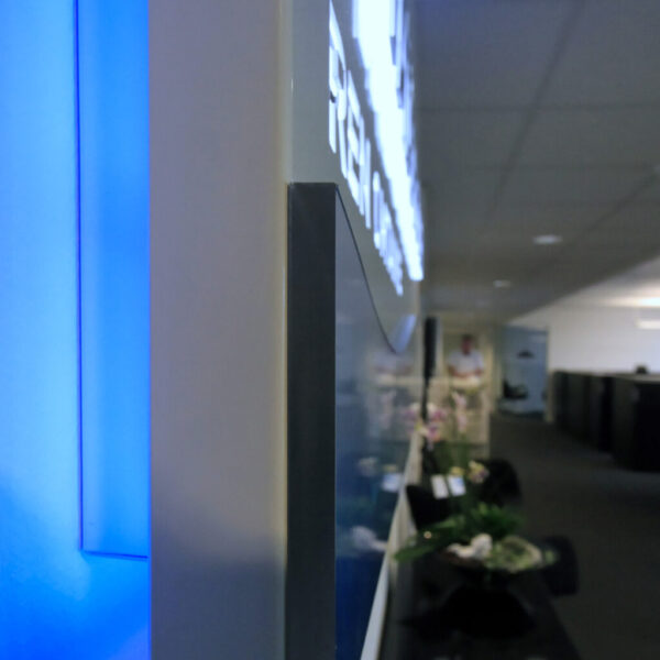 Receptionsskylt med LED-sidobelyst upphöjd logotyp och tryckt dekor